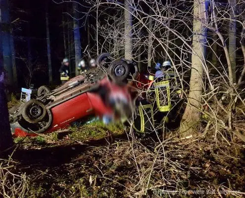 Verkehrsunfall, eingeklemmte Person nähe Bad Salzungen! Verkehrsunfall, eingeklemmte Person nähe Bad Salzungen!
