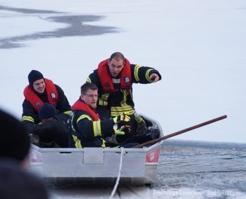Person in Eis eingebrochen - Wasserwacht und Feuerwehr trainieren!