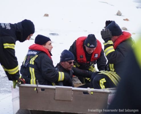 Person in Eis eingebrochen - Wasserwacht und Feuerwehr trainieren!