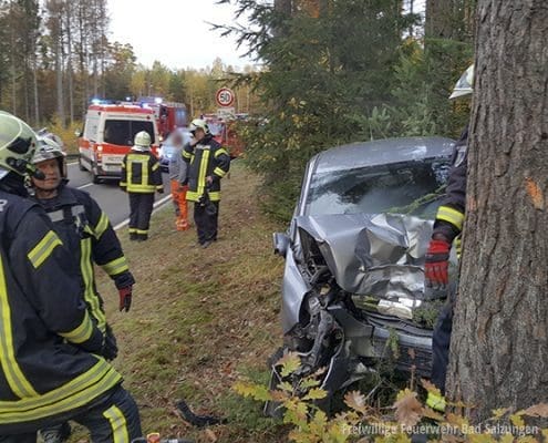 Verkehrsunfall B 285 - Fahrzeug gegen Baum