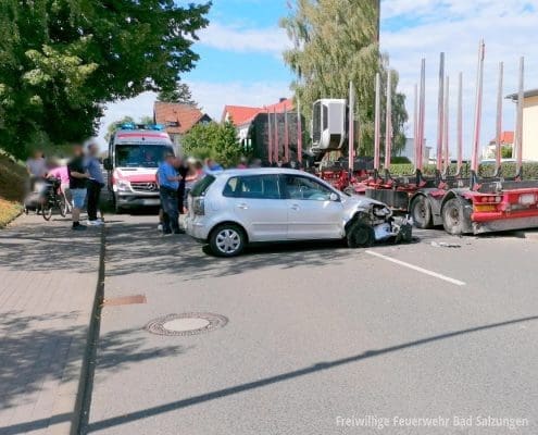 Verkehrsunfall - Fahrzeug prallt auf Holztransporter!