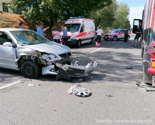 Verkehrsunfall - Fahrzeug prallt auf Holztransporter!