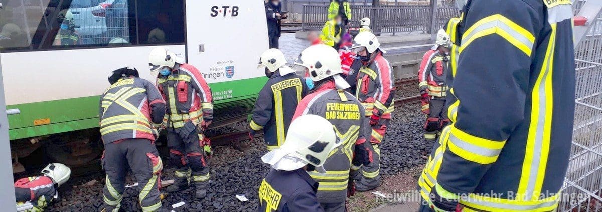 Person unter Zug, technische Rettung schwierig!